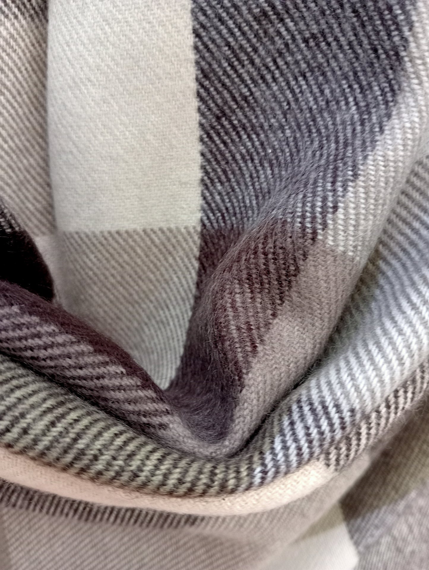Pure wool check stole with tassels