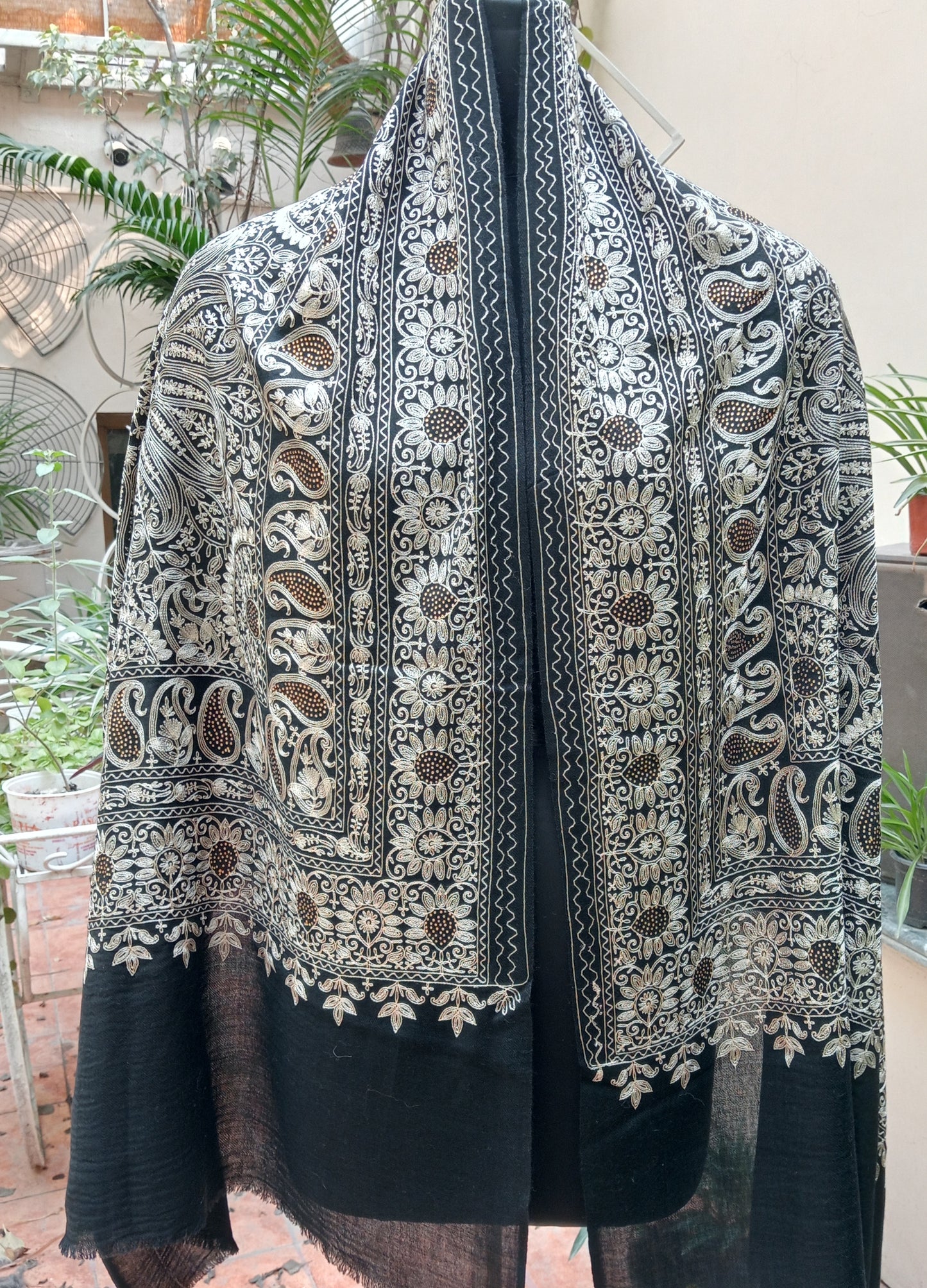 Combo box embroidered design + pure cashmere Mens stole