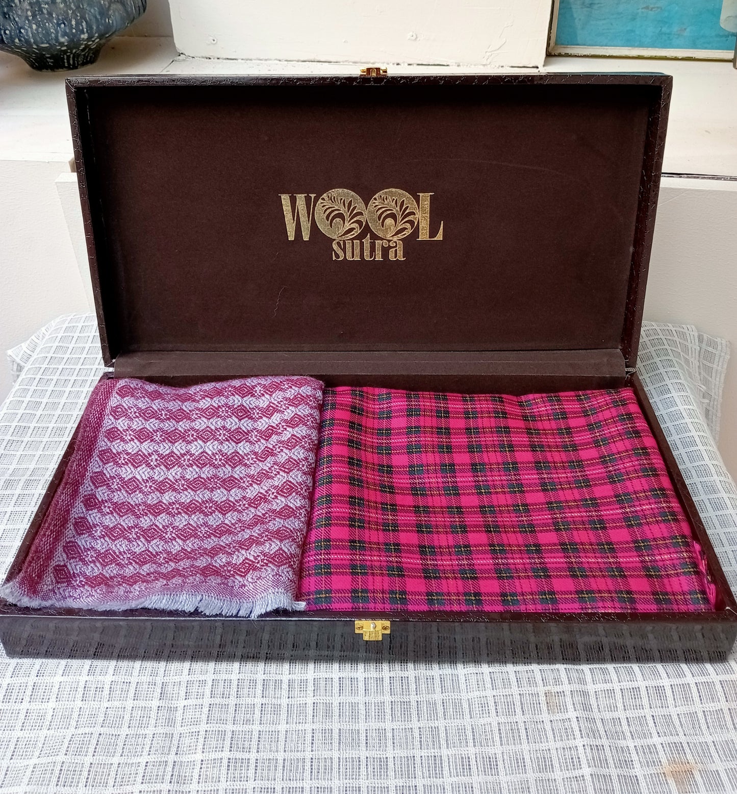 Combo box of ladies fine wool check stole+unisex fine wool stole